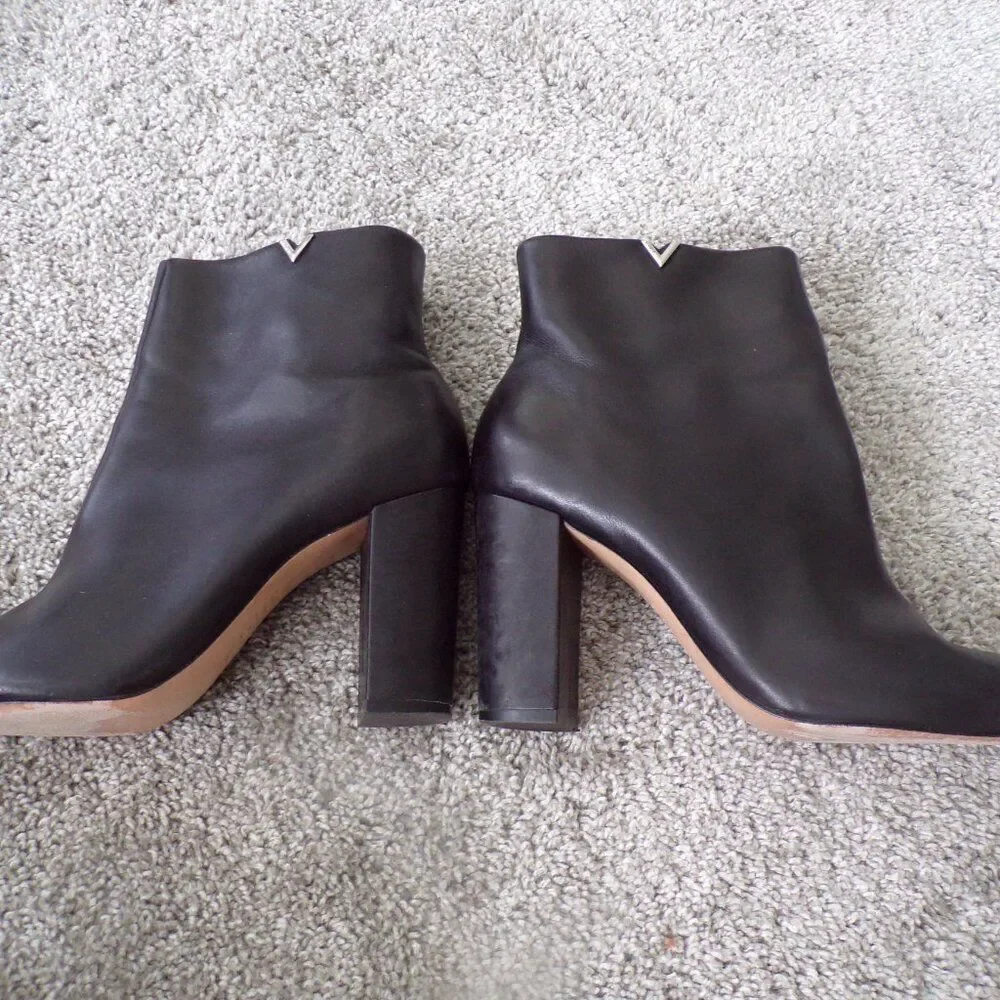 Schutz Black leather ankle boots 40